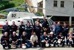 Les pompiers de Valcarlos et Saint-Jean-Pied-de-Port, devant l'hélicoptère du gouvernement de Navarre. (photo dr)